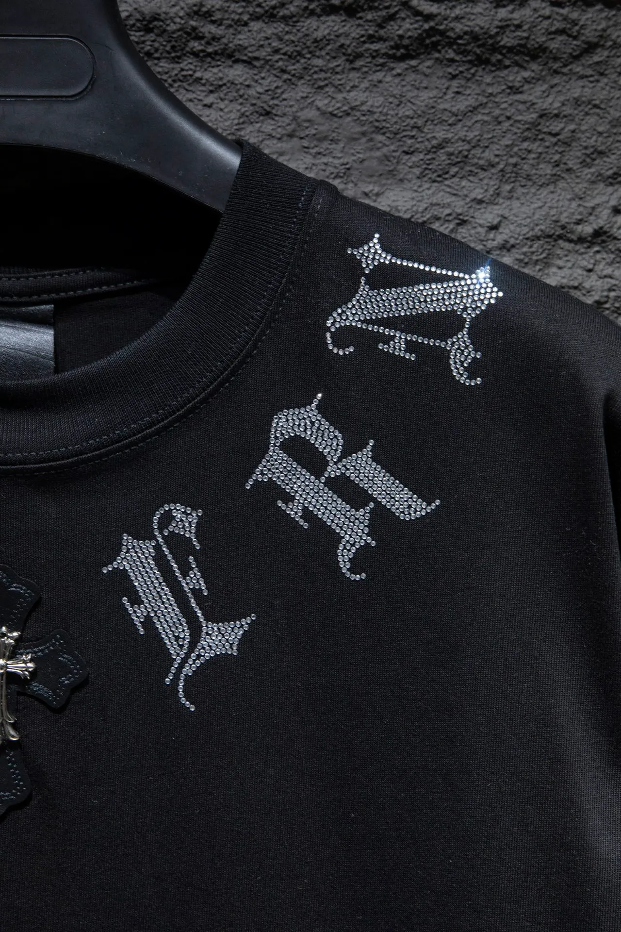 P170 Chrome hearts FW This year's popular Chrome heart style is so 🉑️. The imported leather label on the front chest is made of ZP material. 1:1 restoration makes it easy to touch. It has a large resistance and is very smooth to the touch, which is different from the market. The letters are machine embroidered with leather material after adjusting according to the original details. The thickness is moderate. The hardware is imported hardware accessories. Front #embroidery. Imported Tajima high-density heavy embroidery process. The font is three-dimensional and full. The back panel is specially imported and imported hot diamond. The hardware is added with handmade craftsmanship. The cost is extremely high. It uses 32-count double yarn and 260-gram weight fabric. It is super comfortable. It is very comfortable and soft to wear in spring and summer. You will not feel stuffy. It is very comfortable to wear and absorbs sweat, so it is more suitable to wear. It can be used as a base in spring and can be worn casually on the street. The color is eye-catching 👍 The simple version is full of fashion and very comfortable to wear. It is well-designed and refuses to be monotonous and vulgar. It does not make ordinary styles. Modern elements and design sense come to the face, giving the piece of clothing a unique fashion color~ Color: White Black Size Chart: S M L XL